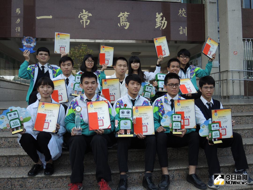 ▲大滿貫！全國農工商家海五大類技藝競賽員林農工抱回5座金手獎。（圖／記者陳雅芳攝，2017.12.05）