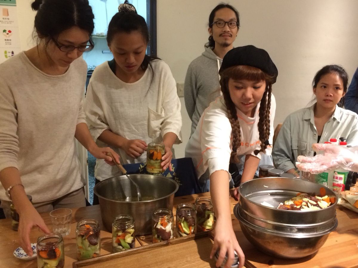 ▲農業局表示，「惜食分享餐廳」自11月底開始，舉辦惜食系列的活動，帶領民眾利用蔬果的格外品。（圖／新北市政府農業局提供）