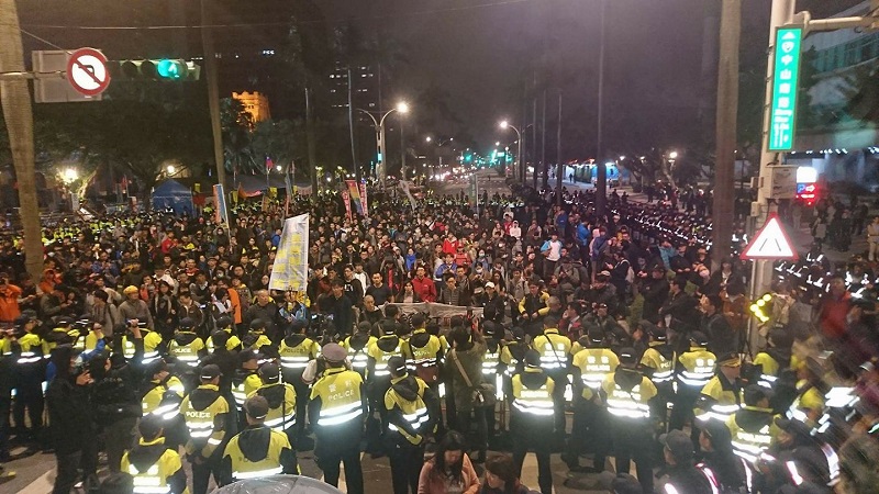 ▲政府修正勞基法，總統府與行政院在5日先後對外澄清，強調政府一體，沒有不同調。圖為勞工深夜在立法院外抗議，被警方包圍場面。（圖／翻攝林芸臉書）