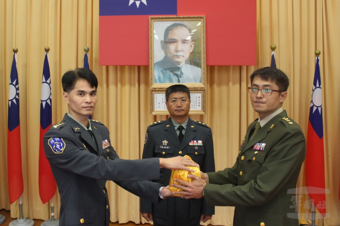 ▲ 宜蘭縣後備部指揮官由邱孟俊上校（圖右）接任。