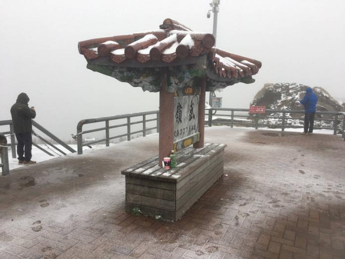 冷氣團發威！合歡山清晨降冰霰　民眾嗨翻堆雪人
