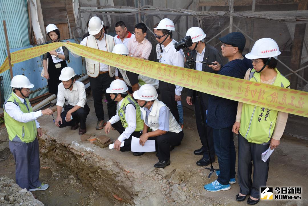 ▲圖說：賴明煌秘書長\\(左1\\)向涂醒哲市長\\(中蹲者\\)說明以儀器探勘古蹟的方法。（圖／記者郭政隆攝影2017.11.4）