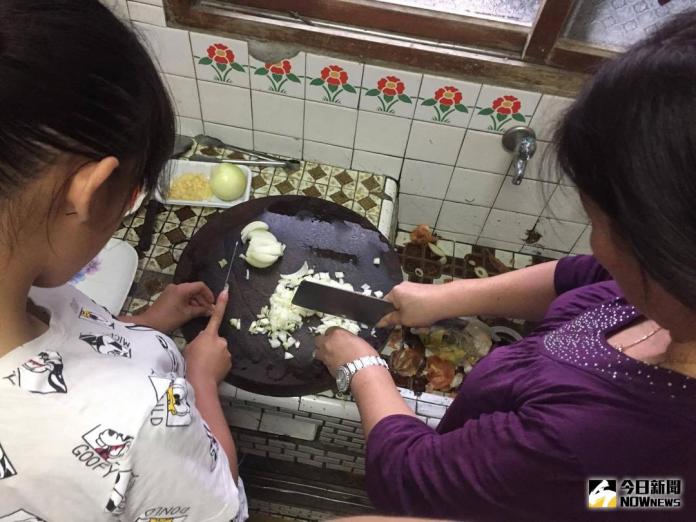 ▲小妍第一次下廚烹調好吃的菜慰勞阿嬤。（圖／記者陳雅芳攝，2017.12.04）