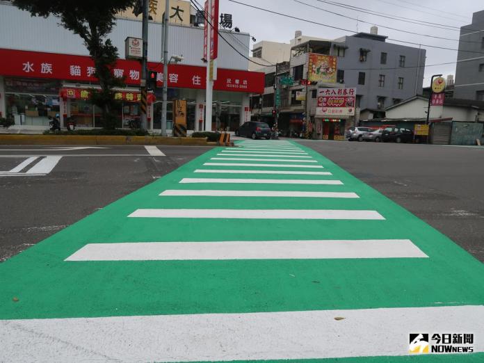 ▲新竹市在5處路口斑馬線，換上綠色防滑鋪面，提升行人交通安全。（圖／陳志偉攝，2017.12.04）