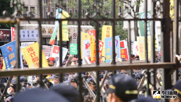 ▲范雲4日與反對修改勞基法的勞工站在一起，一起衝向立法院向政府抗議。（圖／記者林柏年攝 , 2017.12.04）
