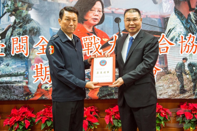 ▲ 參謀總長李喜明上將4日在「臺閩全民戰力綜合協調會報」上頒獎表揚協力演習有功單位。（軍聞社記者莊家宏攝）