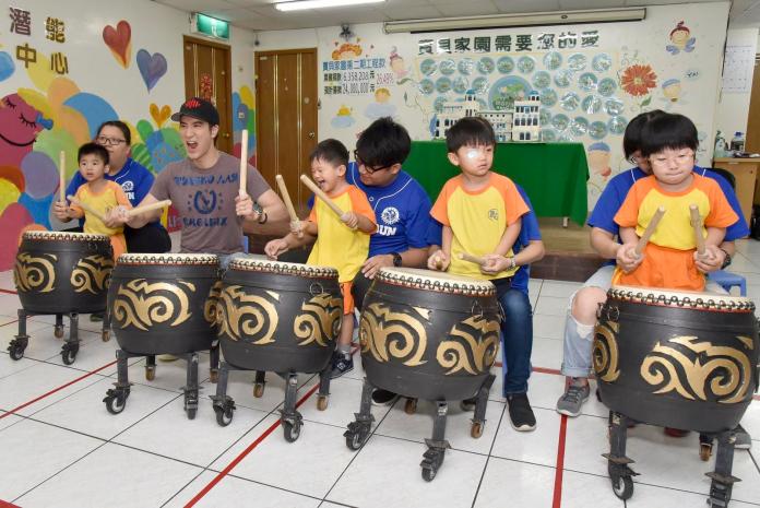 ▲王力宏（左二）和小朋友們一起打鼓，玩得不亦樂乎。（圖／福茂，2017.12.04）