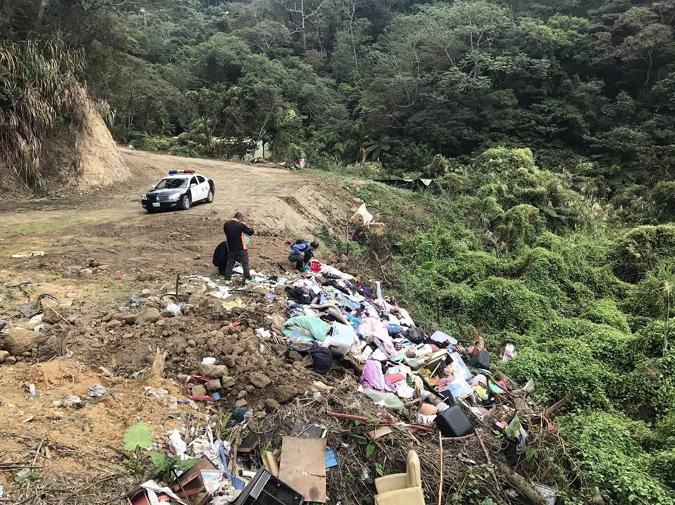 ▲惡質清潔公司受委託清理廢棄物，竟然偷偷傾倒在北埔山區。（圖／記者常似虎翻攝 , 2017.12.04）