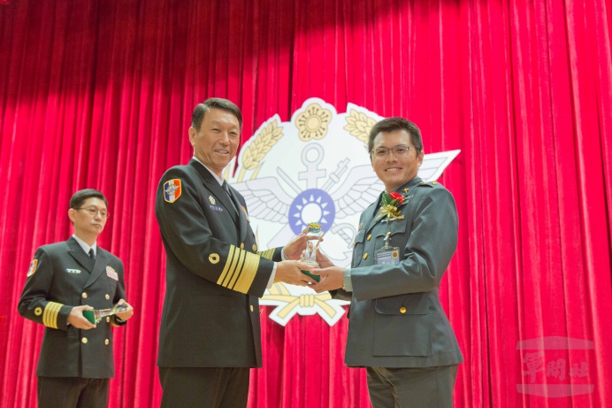 ▲ 國軍「第51屆文藝金像獎」4日舉行頒獎典禮，參謀總長李喜明上將頒獎表揚各類獲獎人員。（軍聞社記者陳建興攝）