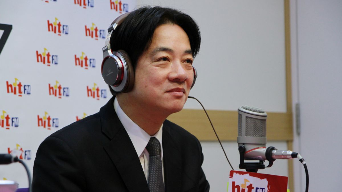 ▲行政院長賴清德4日表示，「功德院」是年輕人kuso，他覺得還ok。（圖／「Hit Fm提供 , 2017.12.04）