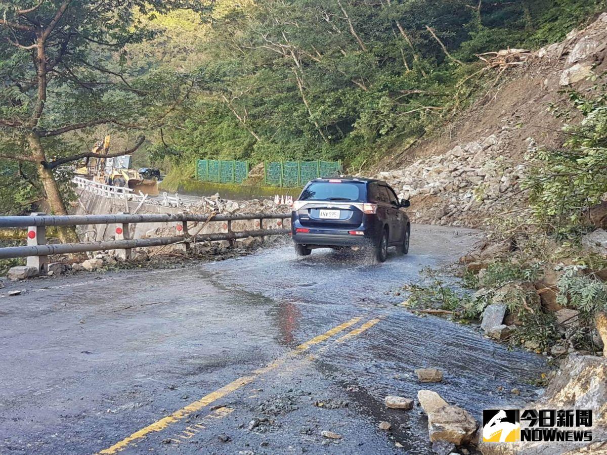 ▲蘇花公路九宮里路段坍方雖已搶通，但接下來將進行刷坡搶修，施工期間實施單線管制放行。（圖／記者李清貴翻攝 , 2017.12.04）