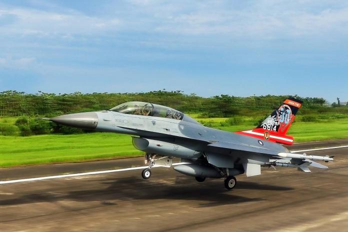 ▲空軍臉書所公布的F-16彩繪戰機升空照，照片貼出後吸引最多的網路朋友按讚，吸睛效果十足。（圖／取材自空軍臉書）