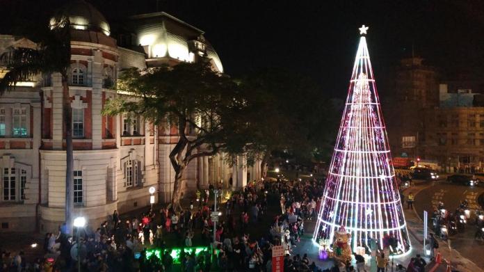 ▲台灣文學館前今晚點亮15公尺高的光雕聖誕樹。（圖／記者黃文博翻攝，2017.12.03）