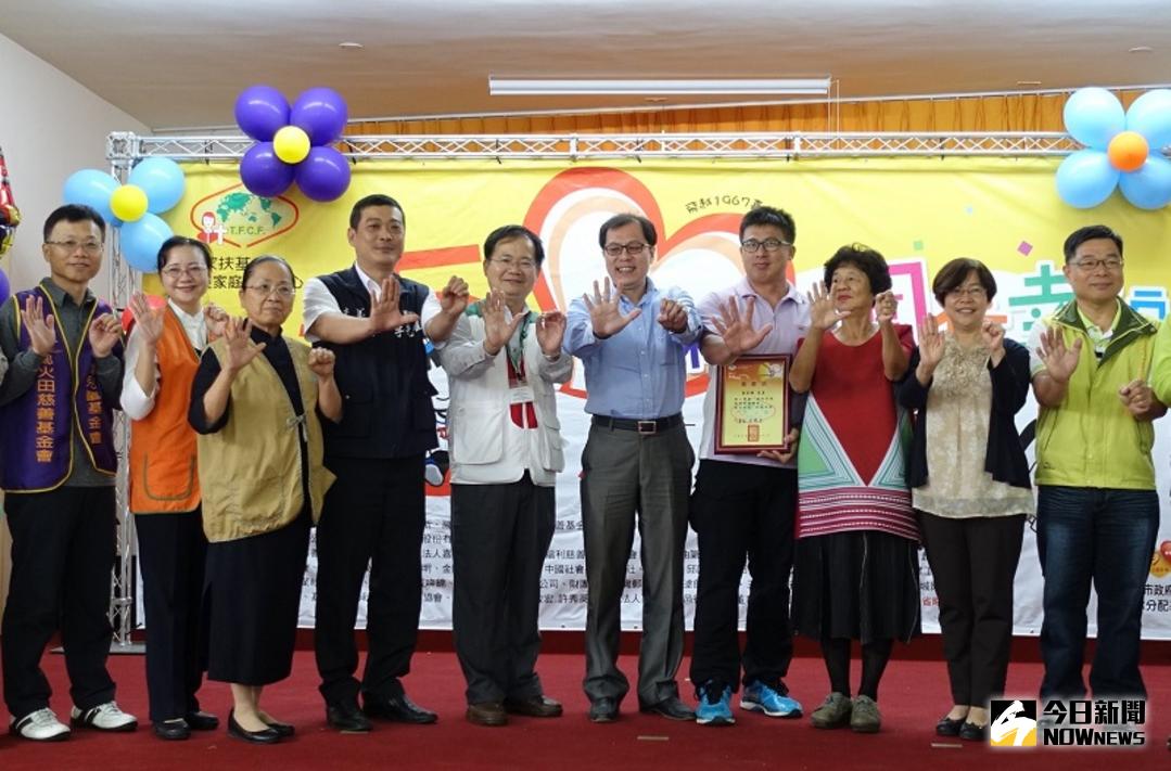 ▲嘉義家庭扶助中心舉辦「2017年歲末圍爐、圍住幸福歲末冬暖感恩圍爐餐會」。（圖／記者陳鐘聲翻攝 , 2017.12.03）