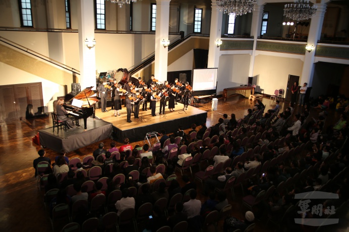 ▲ 臺灣脊柱側彎關懷協會及臺北榮民總醫院舉辦的「愛在脊時」慈善音樂會，3日下午在臺北市中山堂演出，現場座無虛席。（軍聞社記者董權輝攝）