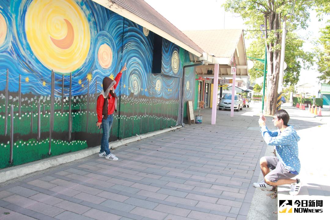 ▲田尾公路花園遊客中心旁的彩繪牆「菊夜星空」，推出後吸引不少人來打卡拍照，遊客在白天就能走入夢幻花田。（圖／記者陳雅芳攝，2017.12.03）
