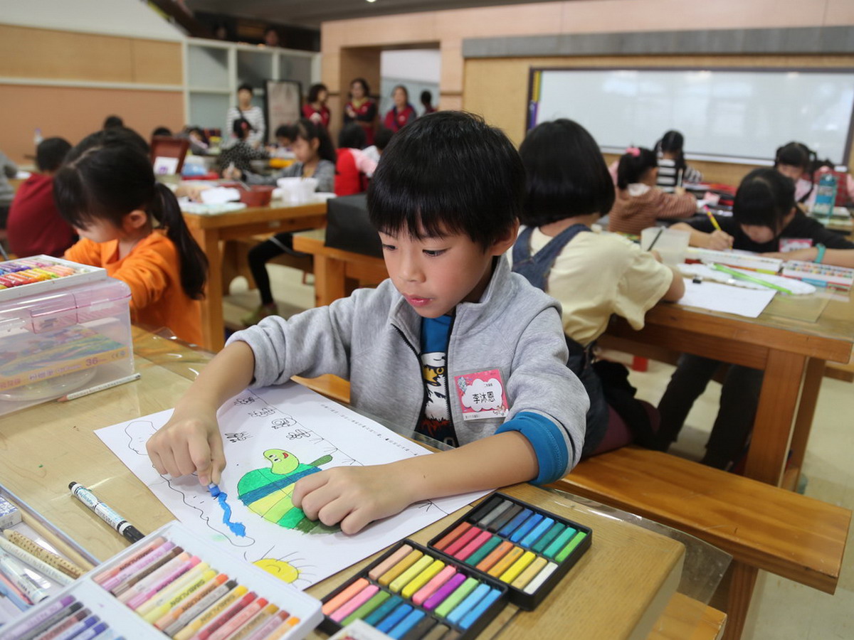 ▲第25屆全國兒童聯想創作畫複賽中，參賽的小朋友聚精會神的發揮聯想力創作。(圖／葫蘆墩文化中心提供2017.12.3)