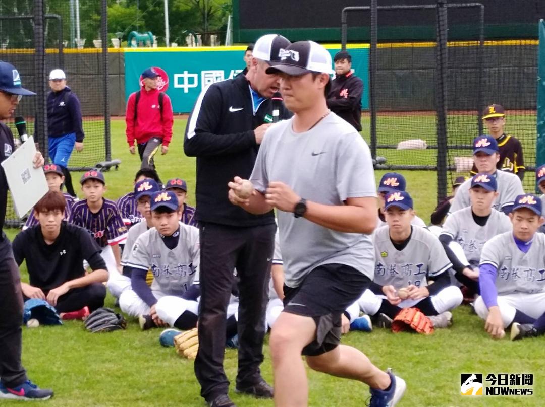 ▲王建民親自下場帶訓練。（圖／黃建霖攝）