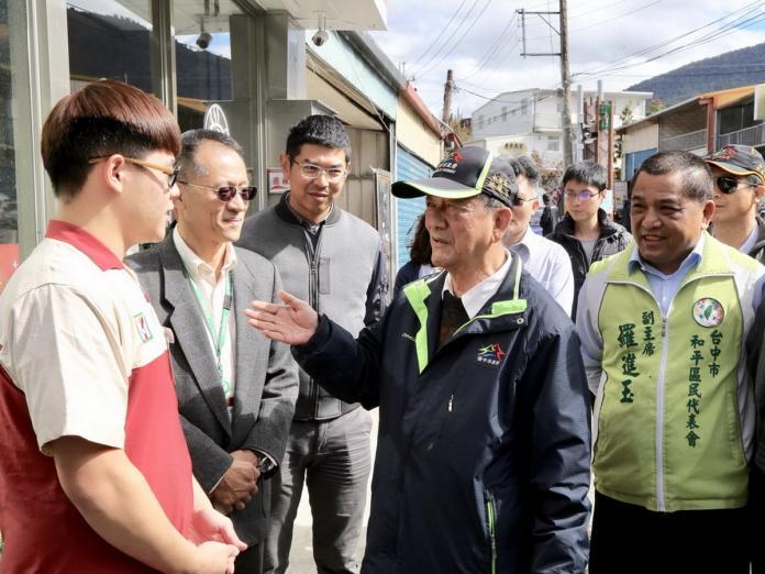 ▲副市長林陵三\\(右二\\)到環山超商門市視察，肯定門市中愛心守護站及安心餐券服務的提供。（圖／台中市政府提供2017.12.2）