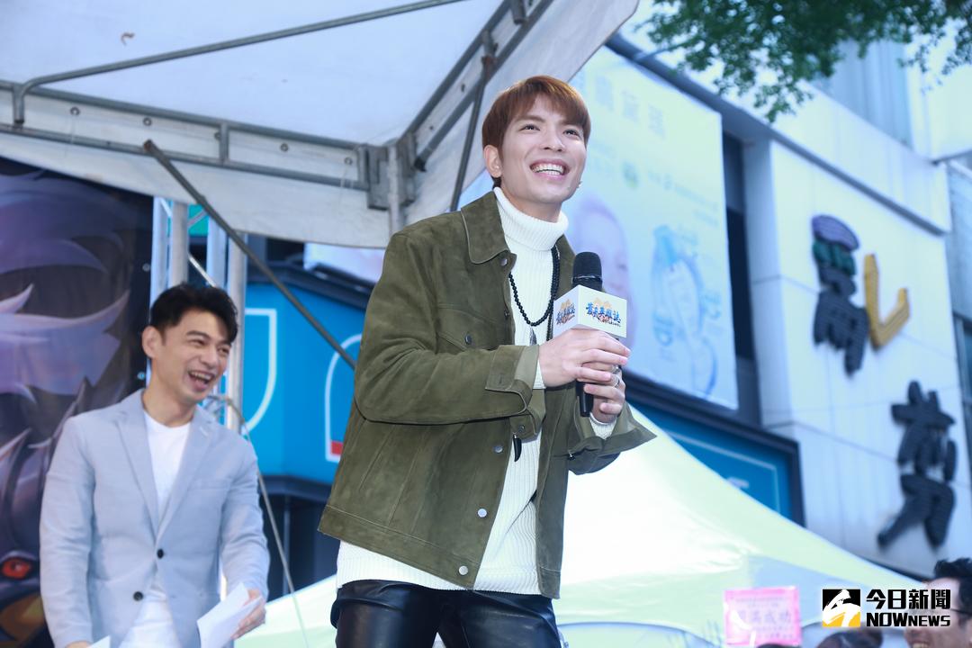 ▲蕭敬騰在訪問最後，居然與媒體比起身高，最後還遭到媒體「抱緊處理」。（圖／記者葉政勳攝 , 2017.12.02）