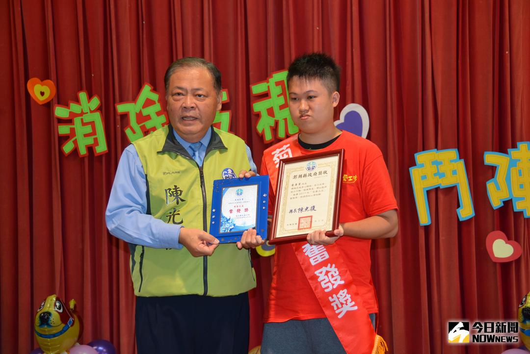 ▲陳光復到場頒獎表揚菊島之光。（圖／記者鄧至傑攝 , 2017.12 02）