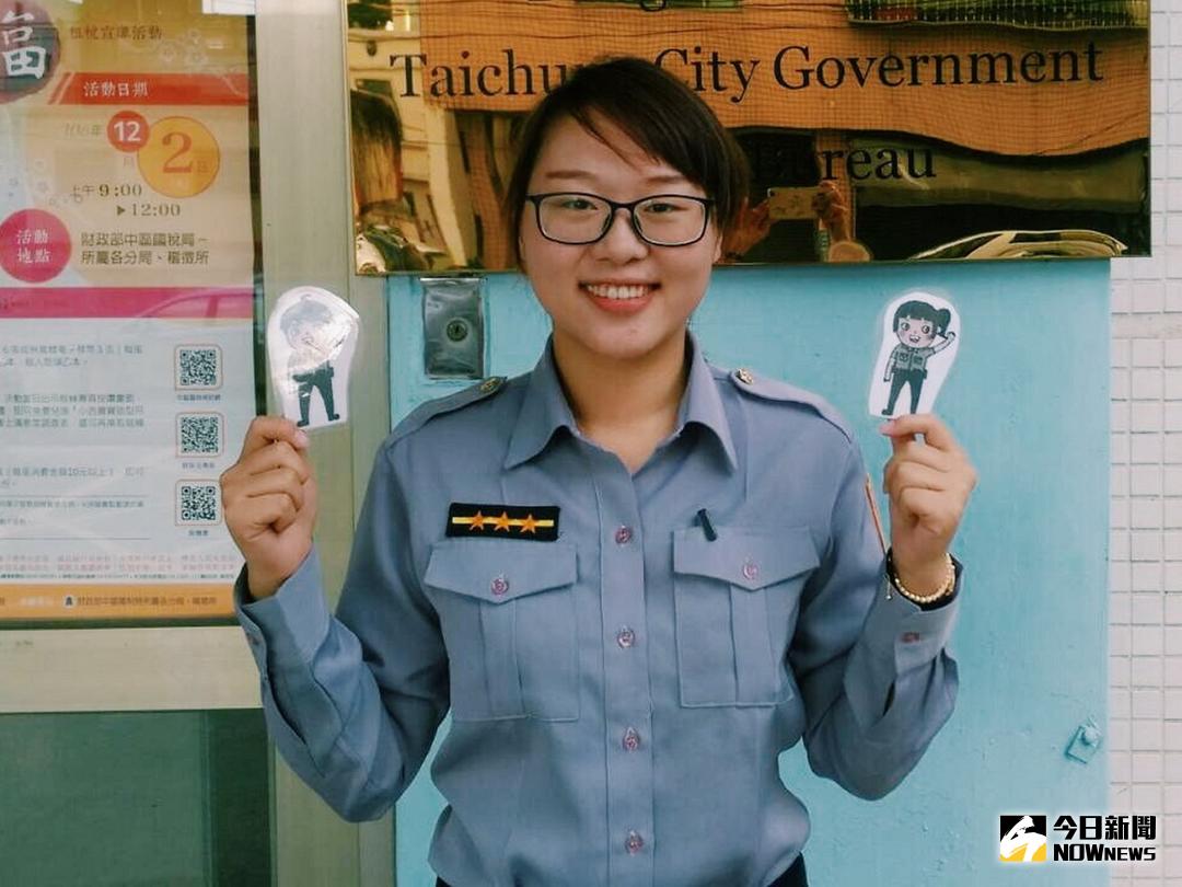 ▲女警洪蘭恩展繪畫長才，繪製Q版警察公仔製成貼紙分送學童。(圖／記者黃玿琮攝，2017.12.2)