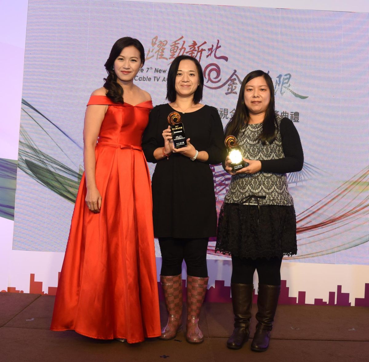 ▲新北市第7屆有線電視金采獎頒獎典禮，張雯琪（右）、張芳琪（中）攜手製播的「參與式預算行不行」獲得最佳新聞採訪獎。（圖／新北市政府新聞局提供）