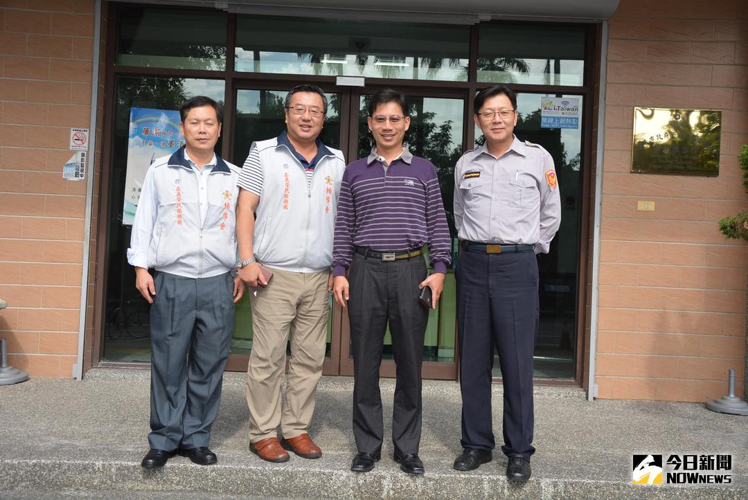 ▲郭豫臨處長（左2）偕同盧平土副處長（左1）拜訪公園派出所王志有（右2）所長、李忠和副所長\\(右1\\)。（圖／記者郭政隆攝影2017.12.1）