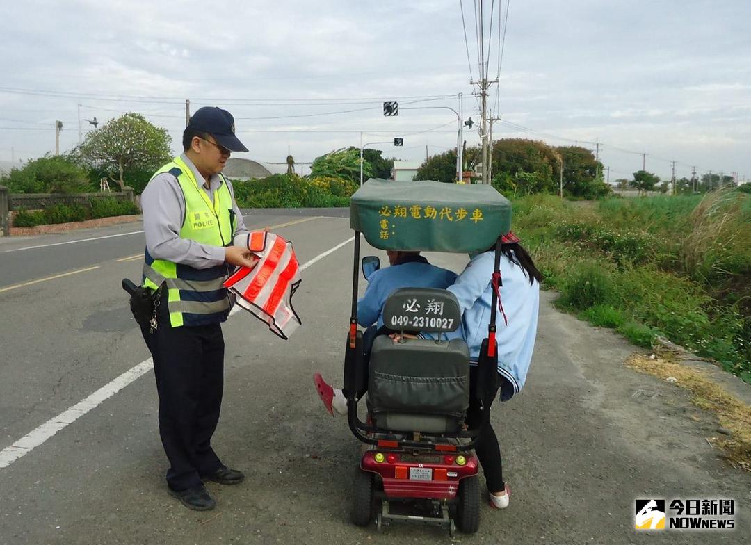 ▲員警見獨自駕駛動電動車黃姓阿伯立即下車關懷，讓里民深感社區有警、真好。（圖／記者蘇榮泉翻攝，2017.12.01）