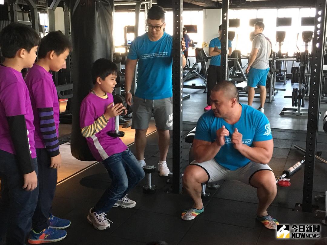 ▲育英國小32位學童參與職業體驗活動，孩子實際體驗重訓活動。（圖／記者蘇榮泉翻攝，2017.12.01）