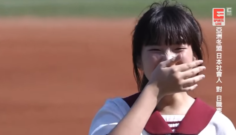 ▲台灣女國中生受邀為冬季聯盟表演並開球，但她卻往二壘開球，讓所有人傻眼大笑。（影片截圖／翻攝自Eleven Sports TW Youtube）