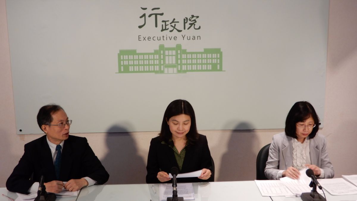 ▲全國三分之一比例勞工月領不到3萬元，人數多達305萬人，主計總處副主計長蔡鴻坤1日表示，比例已逐年下降。圖左一為蔡鴻坤。（圖／記者陳弘志攝 , 2017.12.1）