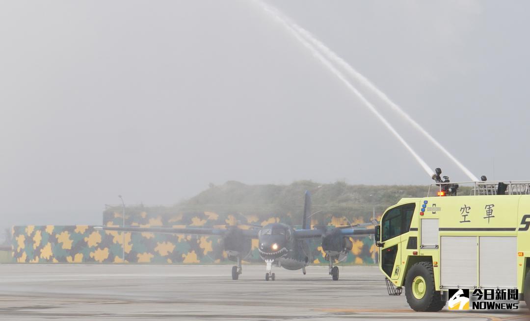 ▲編號2220的S-2T完成最後一次飛行，落地接受噴水儀式與來賓鼓掌道別後，S-2T終於退出國軍行列。