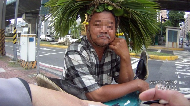 ▲高雄何姓「走路草阿伯」常戴著自製草帽騎車趴趴走。（資料圖／社會中心翻攝）