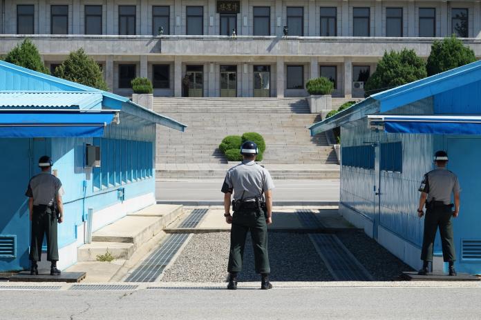 ▲一名北韓軍人跨越南北韓非軍事區（DMZ），向南韓軍方表達投誠意願。（圖／達志影像／美聯社）
