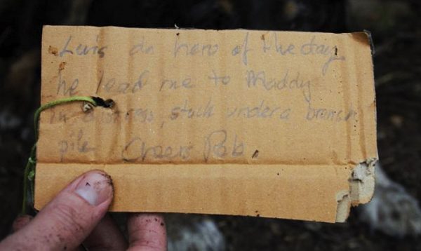 上面寫著：「路易今天是小英雄！牠帶著我找到卡在樹洞裡的麥迪。謝謝！　羅伯筆」
