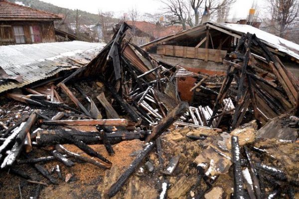 土耳其老翁阿里不小心燒光家中遮蓋風雨的屋子，全部身家都毀於一旦。