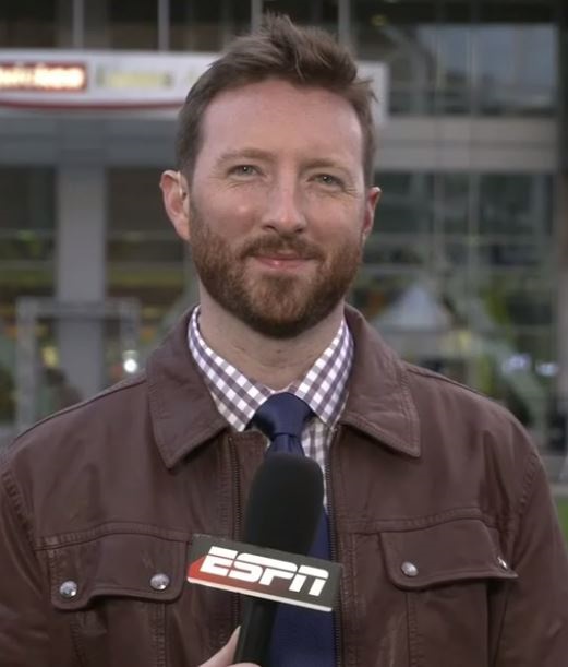 戴夫是知名體育記者，專門播報NBA新聞。