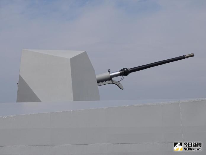 ▲海軍將陸續為拉法葉級艦換裝升級型76快砲，新砲具有降低雷達反射波的新匿蹤外殼，射速也增加。圖為已換裝新砲塔的拉法葉級武昌軍艦。（圖／記者呂炯昌攝 ）
