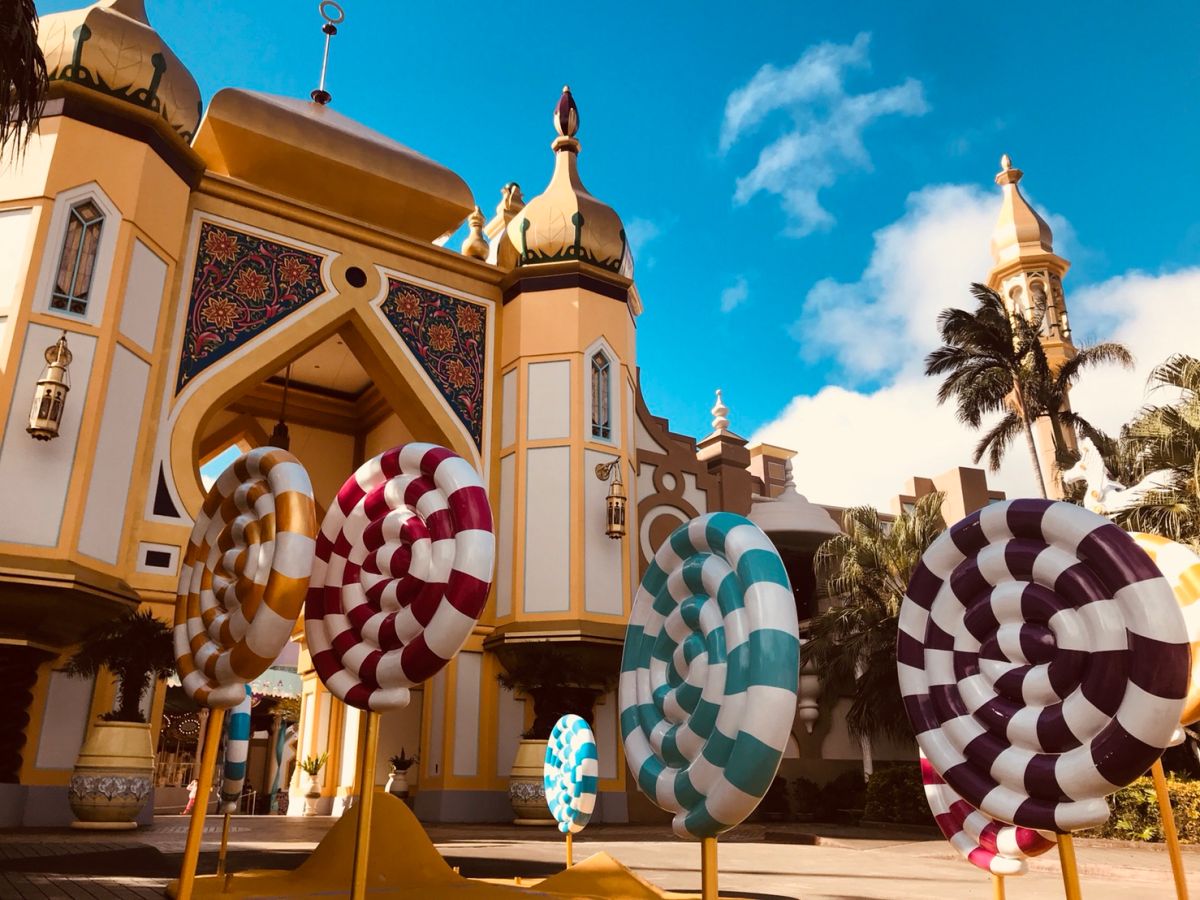 ▲男網友跟朋友相約到六福村玩，在網路上購買了買一送一的雙人套票，不料出發前細看票券說明，才發現自己買到了情侶套票，需接吻10秒才可以取票。（資料圖／六福村提供 , 2018.01.27）