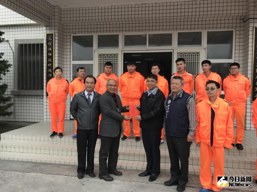 ▲參義藍文信、處長陳源宏及站長高志強、專員林振盛等人前往麥寮大隊部慰勉官兵並發放加菜慰勞金。（圖／記者蘇榮泉翻攝，2018.01.31）