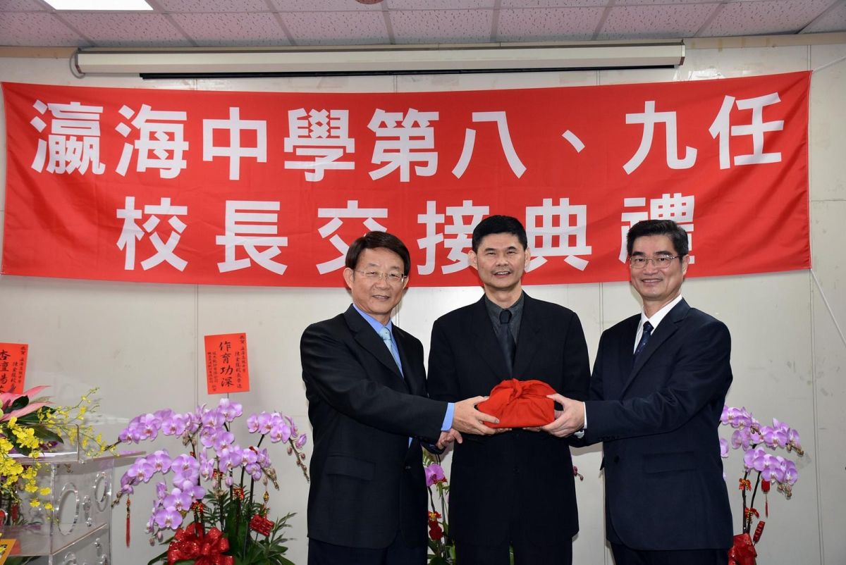 ▲在瀛海中學董事長周明德監交下，陳金龍\\(左\\)將印信交給姚智化。（圖／瀛海中學提供 , 2018.01.31）