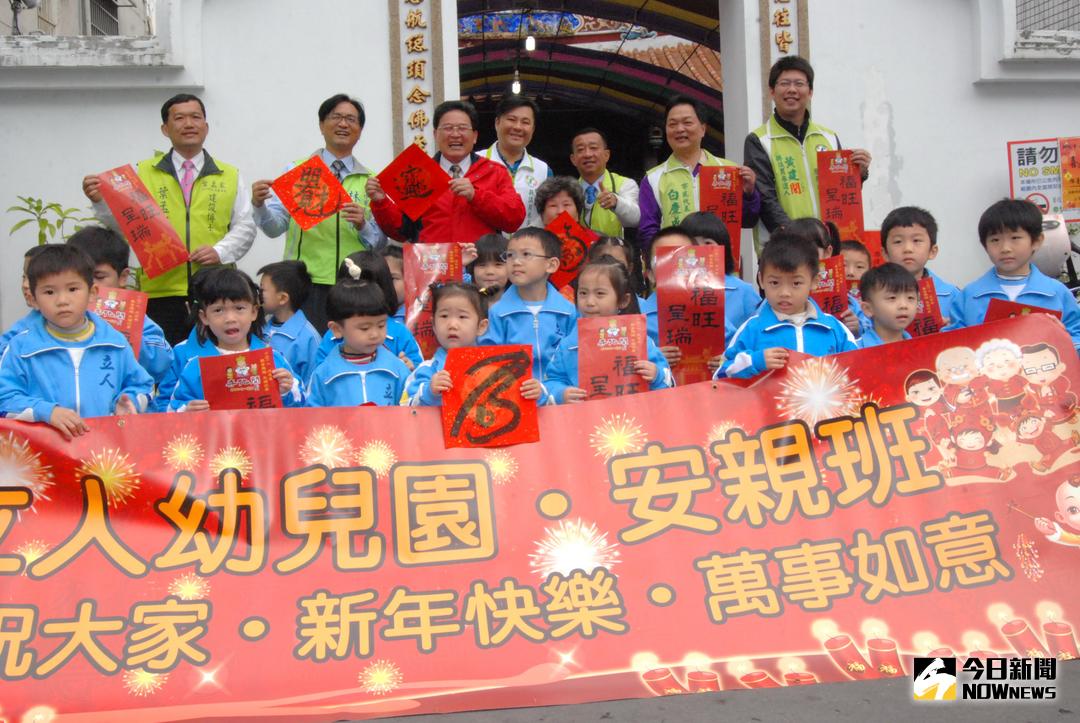 ▲彰化市公所在開化寺舉行春節前送春聯活動，邀請到大師級的書法老師到場揮毫，由市長邱建富發放春聯給民眾。（圖／記者陳雅芳攝，2018.01.31）