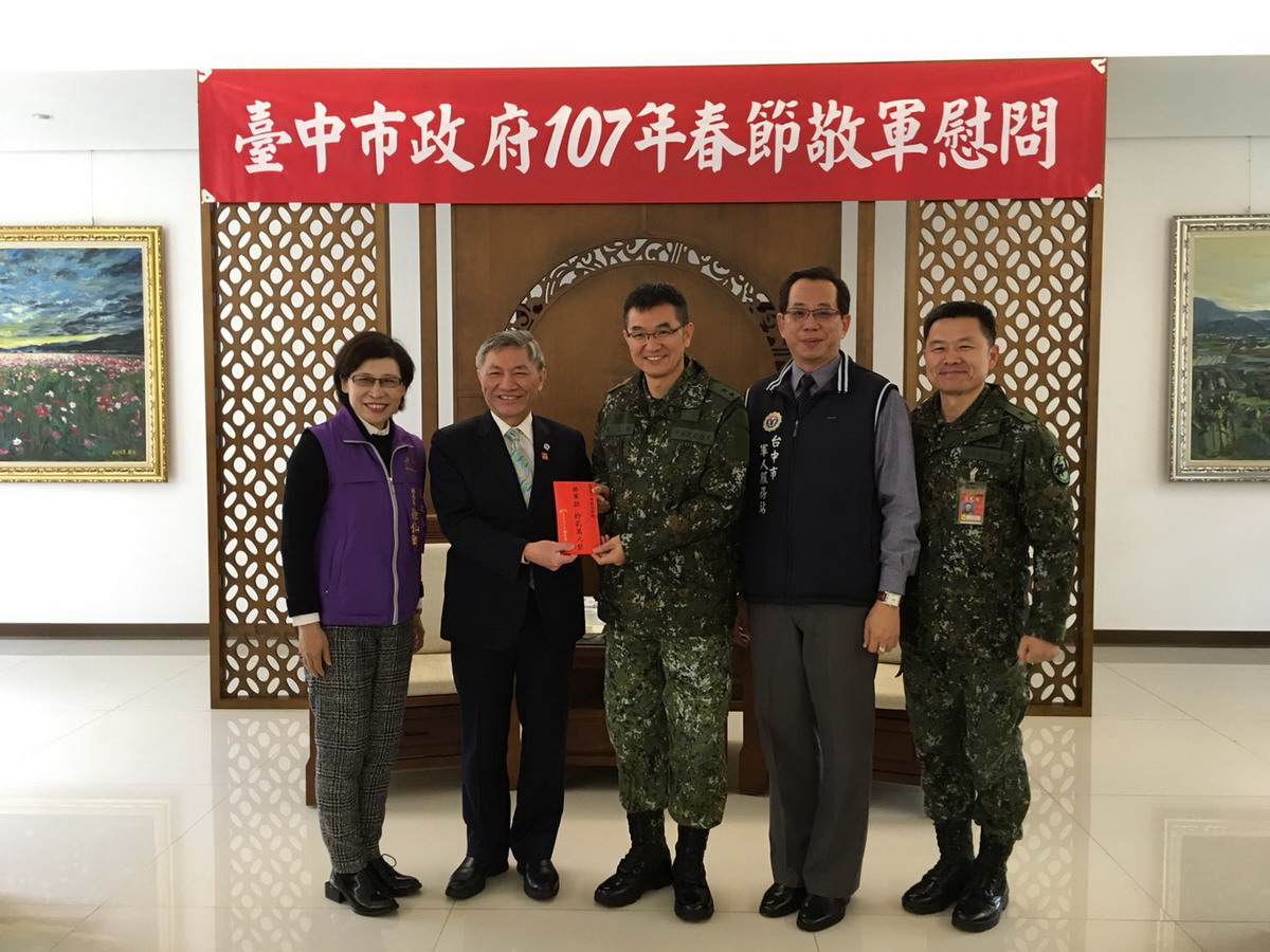 ▲張光瑤副市長（左二）慰勞陸軍第十軍團指揮部及駐軍各單位官兵，並致贈慰問金。（圖／台中市政府民政局提供，2018.1.31）
