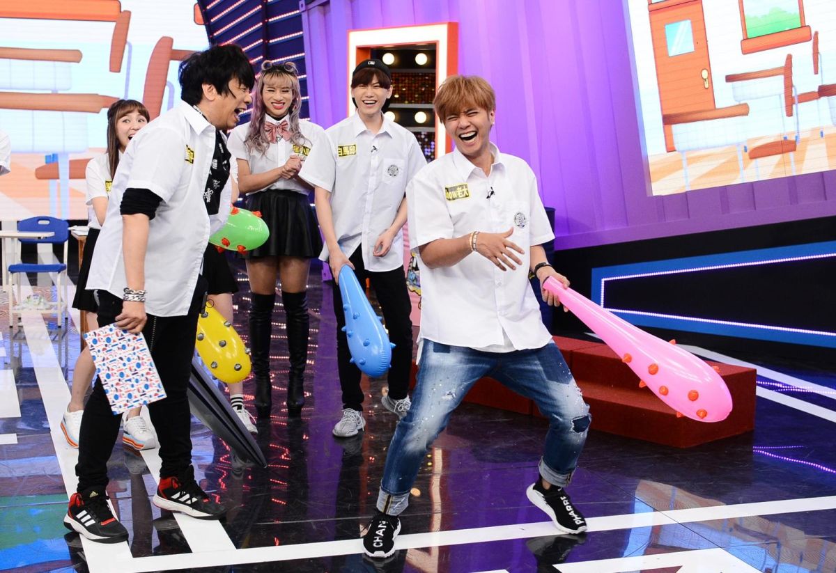 ▲羅志祥（右）準備棒打出道37年的曹西平。（圖／八大提供 , 2018.1.31）