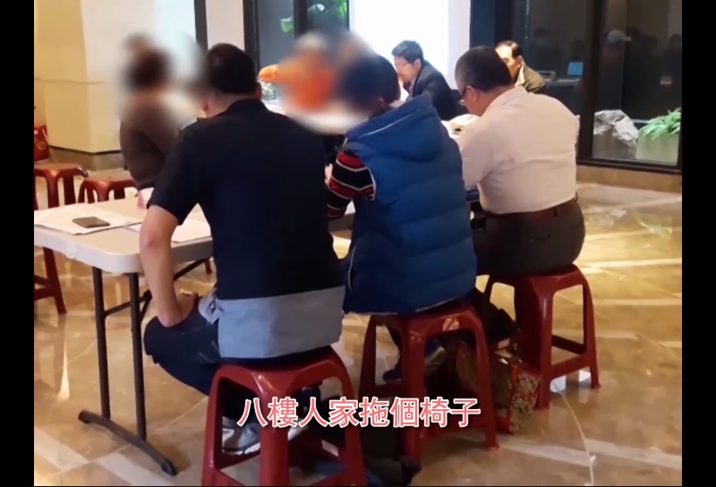 ▲南港豪宅「華固奧之松」住戶表示，八樓人家拖椅三樓都聽得到，遭網友質疑大樓隔音未免太差。（圖／翻攝自「Hong Kong Attitude 香港態度 - HKA」臉書）