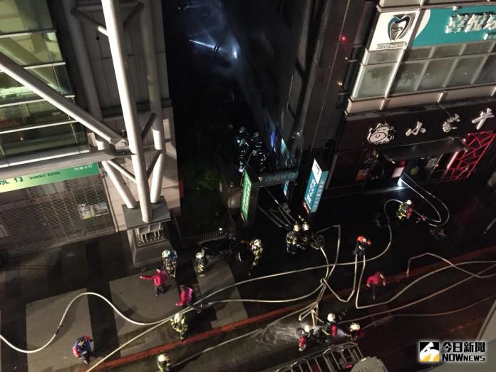 ▲台北市西湖捷運站旁一棟大樓30日晚間傳出火警。（圖／邱晟軒 攝 , 2018.01.30）