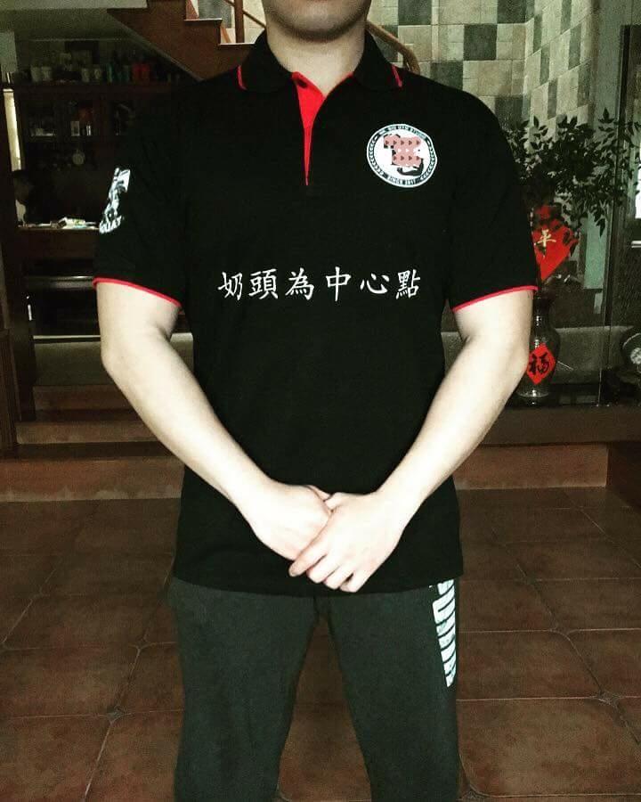 ▲一名健身房業者找廠商做制服，要求把健身俱樂部的LOGO放在「奶頭中心點上」，沒想到廠商卻直接在衣服上印著「奶頭為中心點」6個大字，讓他超傻眼。（圖／翻攝自《爆料公社》網站）