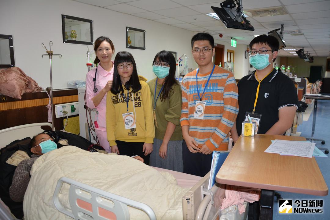 ▲大學生近距離接觸只能癱臥在床、無法自理的病人。（圖／記者郭政隆攝，2018.1.30）