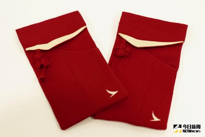 ▲國泰航空將空服員舊制服改造成紅包袋，成為最具特色的過年賀禮。（圖／記者陳致宇攝 , 2018.01.30）